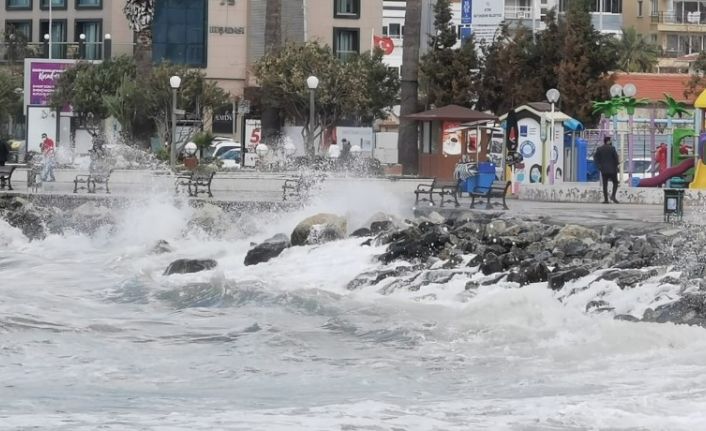 Kuşadası’nda fırtına etkili oldu