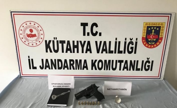 Kütahya’da bir araçta uyuşturucu ve ruhsatsız tabanca ele geçirildi