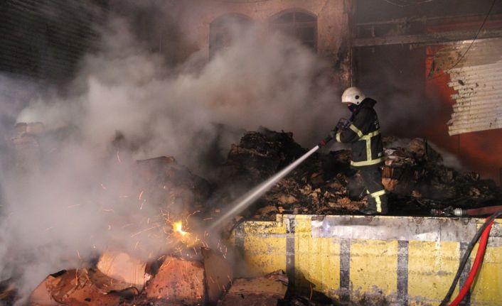 Kütahya’daki ambalaj deposunda çıkan yangın 3 saatte söndürüldü