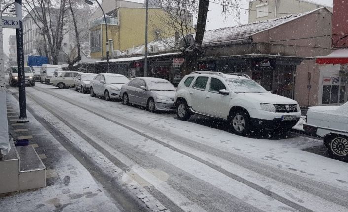 Manisa’nın Gördes ilçesinde kar yağışı başladı