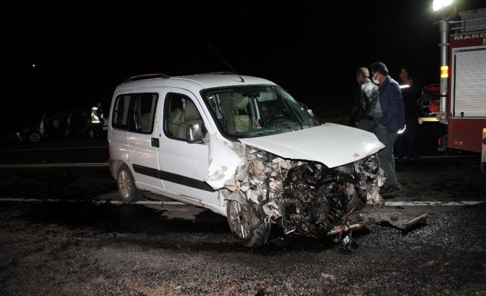 Mardin’de kamyonet ile otomobil kafa kafaya çarpıştı: 8 yaralı