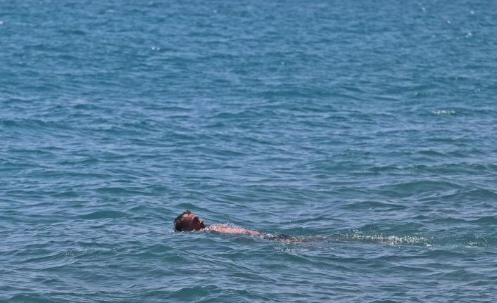 Mart ayının sonlarında turistlerin kısıtlamasız deniz keyfi