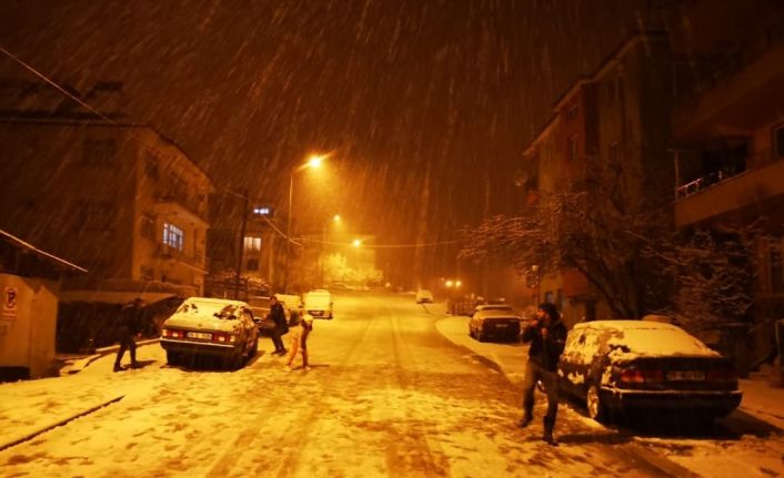 Mart kapıdan baktırdı, Denizli’ye lapa kapa kar yağdı