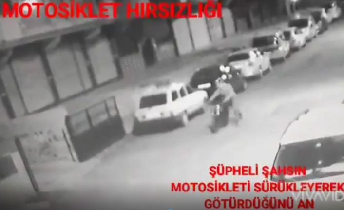 Motosiklet hırsızlığı güvenlik kamerasında