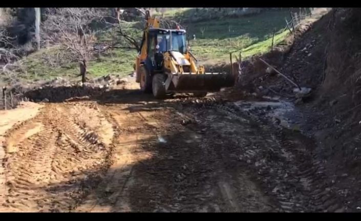 Nazilli’de heyelan yolu kapattı, ekipler açtı