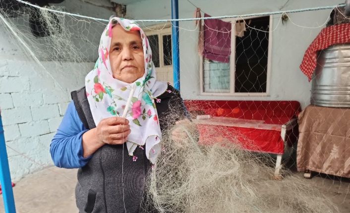 O ağları örüyor kocası balık avlıyor