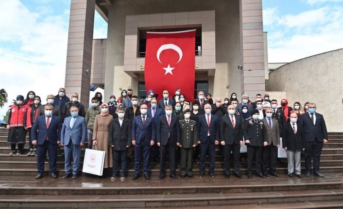 Osmaniye’de şehit aileleri ve gazilere "Devlet Övünç Madalyası" verildi