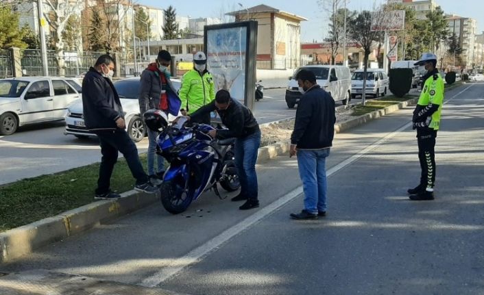 Otomobil ile motosiklet çarpıştı: 1 yaralı