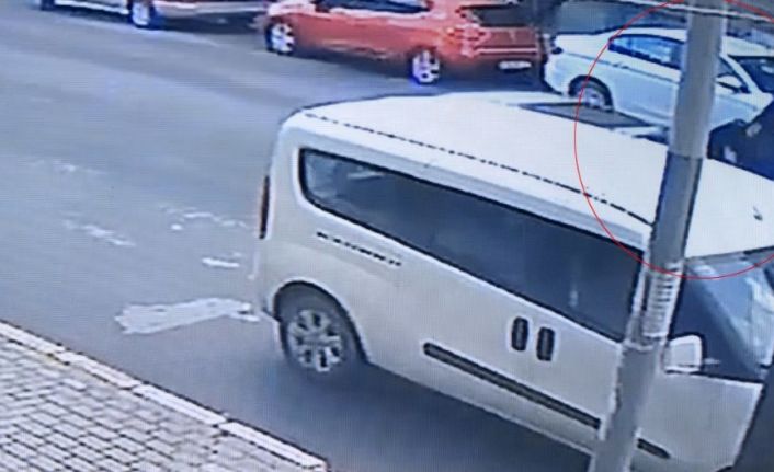 (Özel) Avcılar’da feci kaza, araba çarpan kadının havaya savrulması kamerada