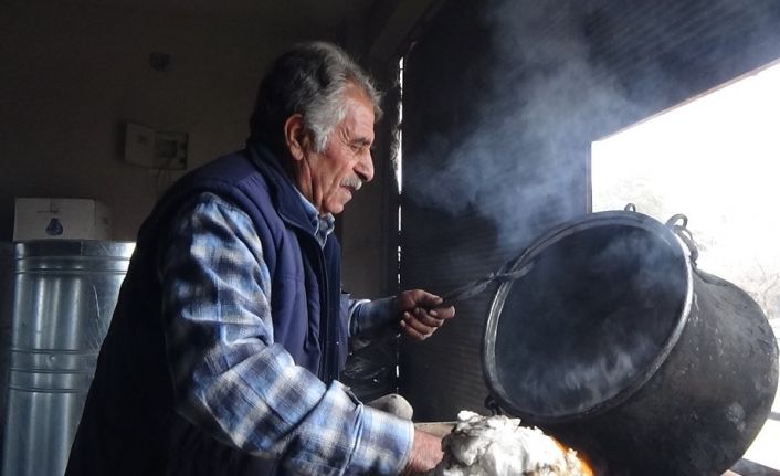 (Özel) Kalaycılık mesleğini tek başına ayakta tutmaya çalışıyor