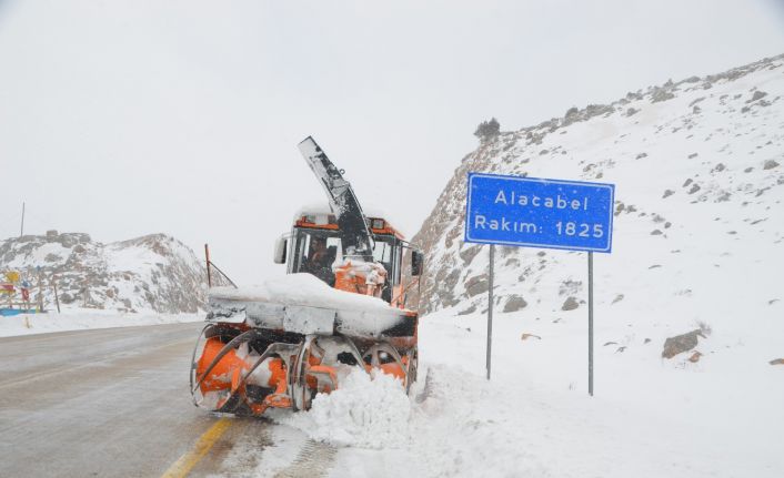 (ÖZEL) Kar savaşçılarının 1825 metre rakımlı karayolunda zorlu mesaisi