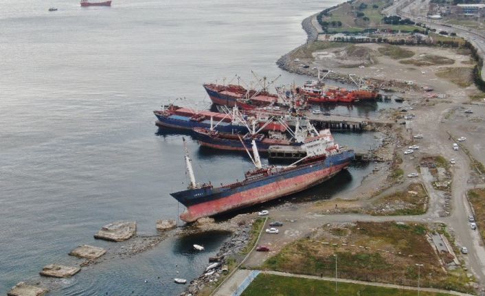 (Özel) Kartal’da rıhtıma bağlı olan kuru yük gemisi yan yattı