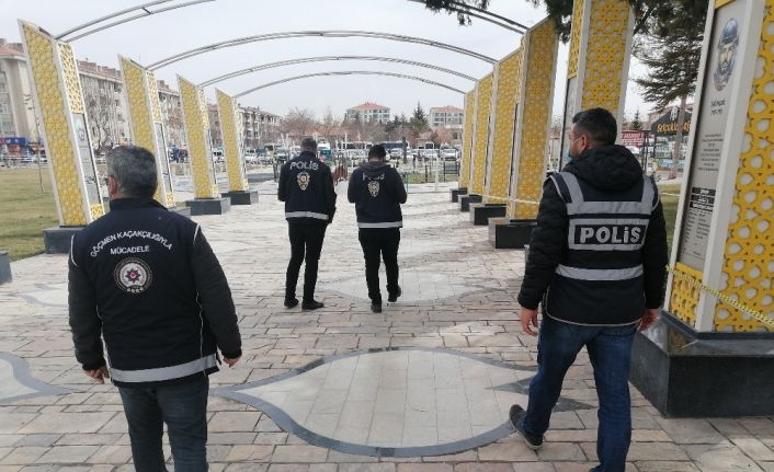 Park ve bahçeler şeritlerle kapatıldı, polisler aralıksız devriyede