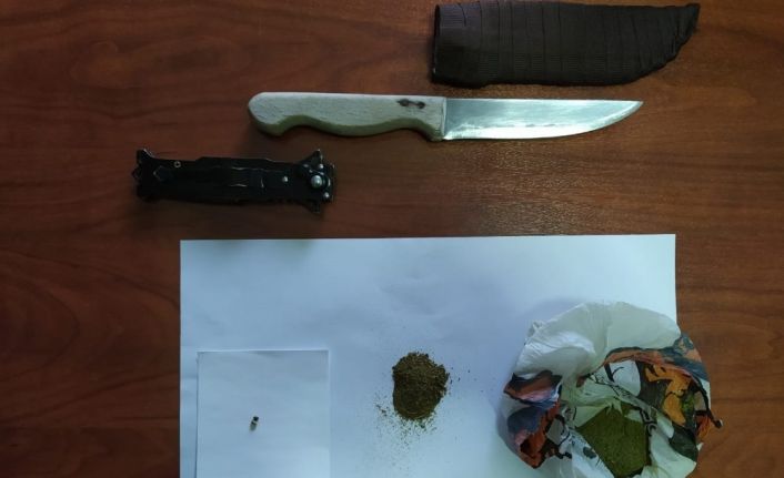 Polisin şüphe üzerine durdurduğu otomobilde esrar çıktı