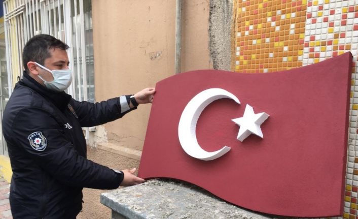 Polisler Türk Bayrağı’nı yerde bırakmadı