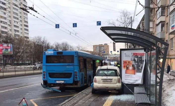 Rusya’da aşırı süratli araç otobüs durağına daldı: 3 yaralı