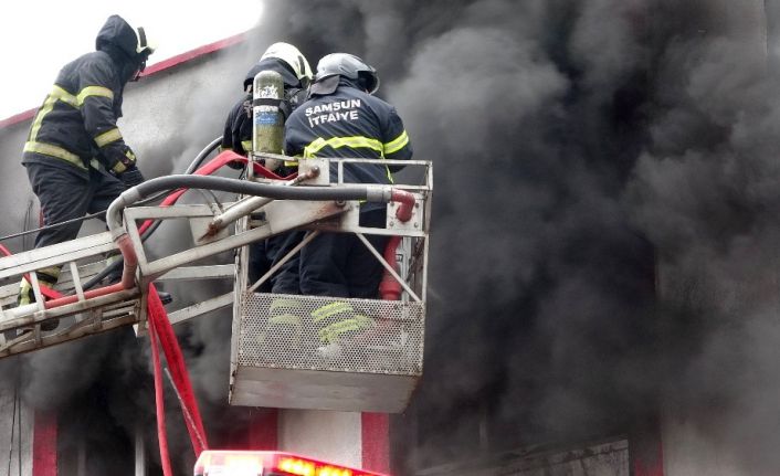 Samsun’da dış cephe yalıtım imalathanesi alev alev yandı