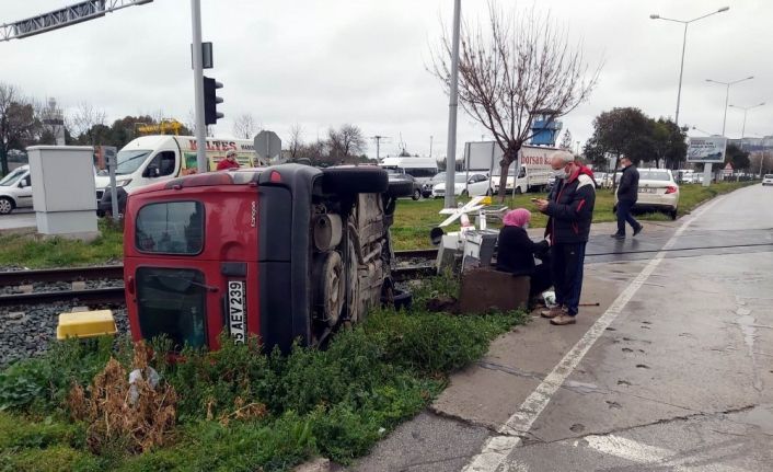 Samsun’da hafif ticari araç demir yolu kenarına devrildi: 1 yaralı