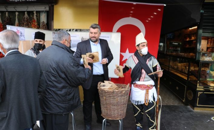 Şehitler anısına Maraş çöreği ikramı