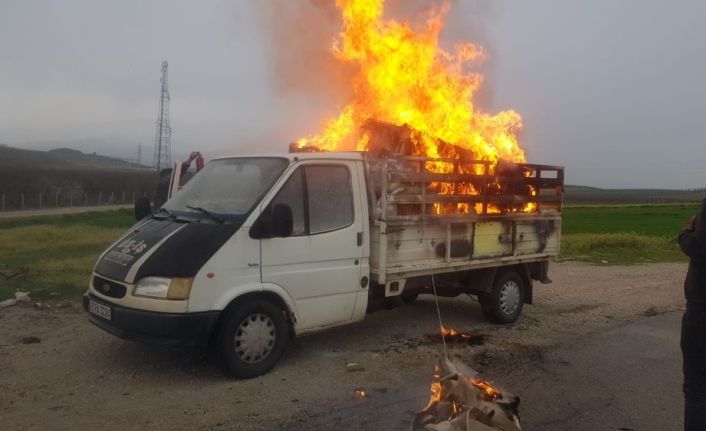 Seyir halindeki kamyonetin kasasındaki eşyalar alev aldı