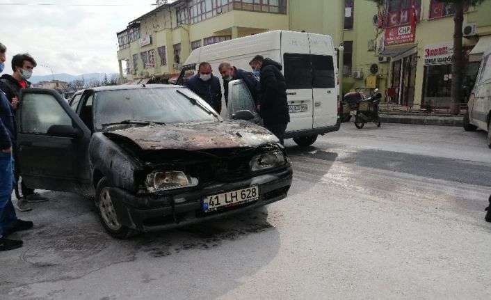 Seyir halindeki otomobil alev alev yandı