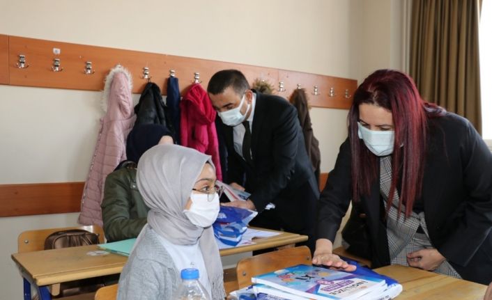 Siirt Valisi Hacıbektaşoğlu, eğitim kurumlarında incelemelerde bulundu