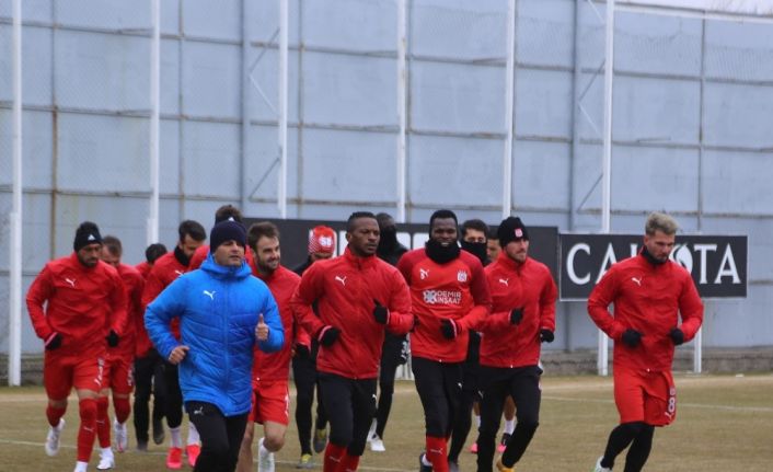 Sivasspor sağanak yağmur altında çalıştı