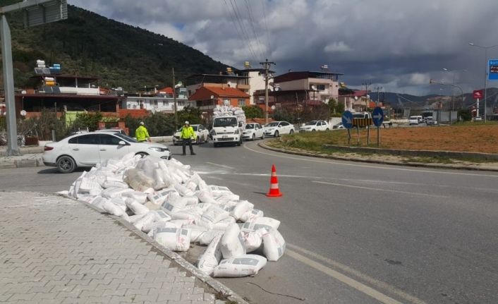 Söke’de ola savrulan çuvallar tehlike oluşturdu