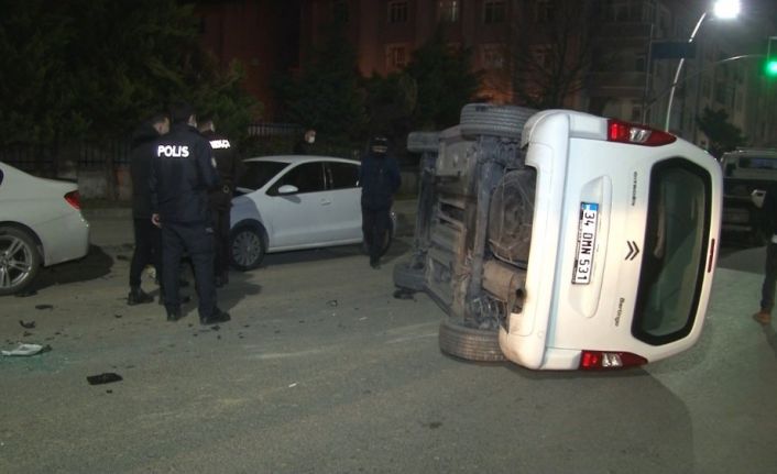 Sultangazi’de kontrolden çıkan ticari araç, otomobillere çarparak yan yattı