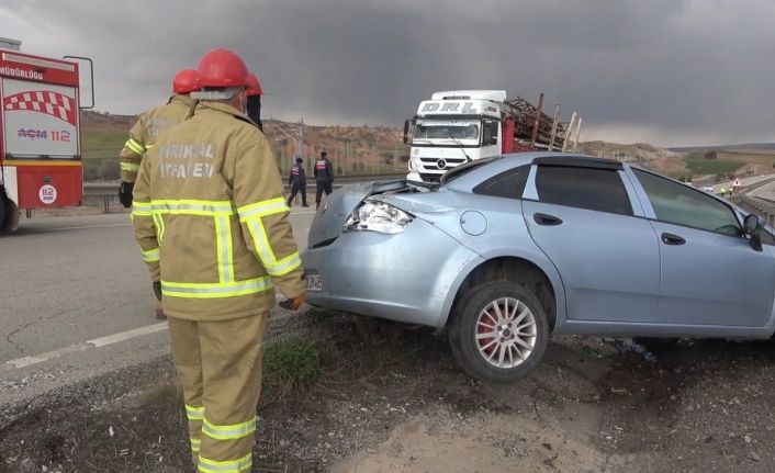 Takla atan otomobilden anne-oğul yara almadan kurtuldu