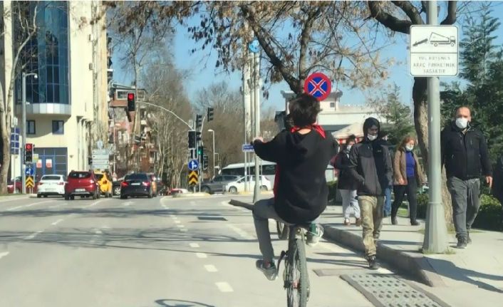 Tek teker üzerinde trafiği tehlikeye attı