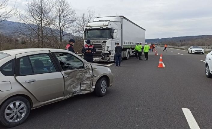 Tır ile otomobilin karıştığı kazada 2 kişi yaralandı