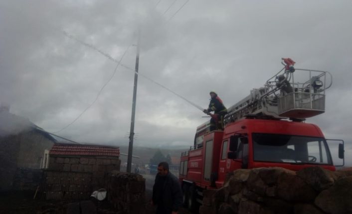 Tomarza’daki yangında ev kullanılamaz hale geldi