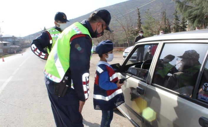 Trafik timi çocuklar iş başında