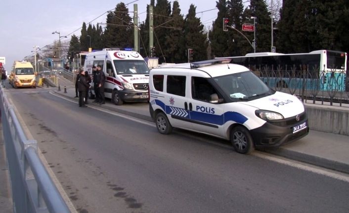 Tramvay durağında "Ayağıma bastın" deyip bıçakladı