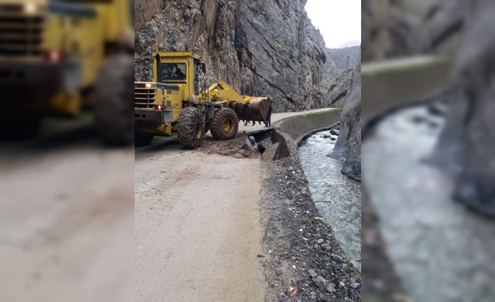 Uludere’de sel nedeni ile bozulan yollar onarılıyor