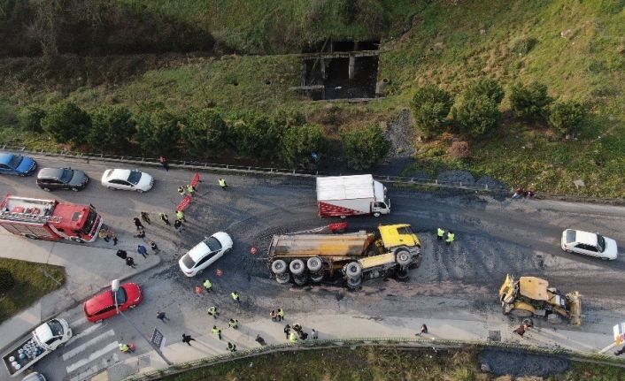 Ümraniye’de beton yüklü kamyon devrildi: Trafik durma noktasına geldi