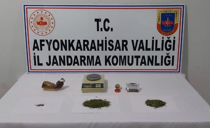 Uyuşturucu baskını yapılan evde esrar, zehir tacirinin annesinin üstünden çıktı