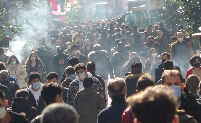 Vaka sayıları artarken İstiklal Caddesi’ndeki kalabalık pes dedirtti