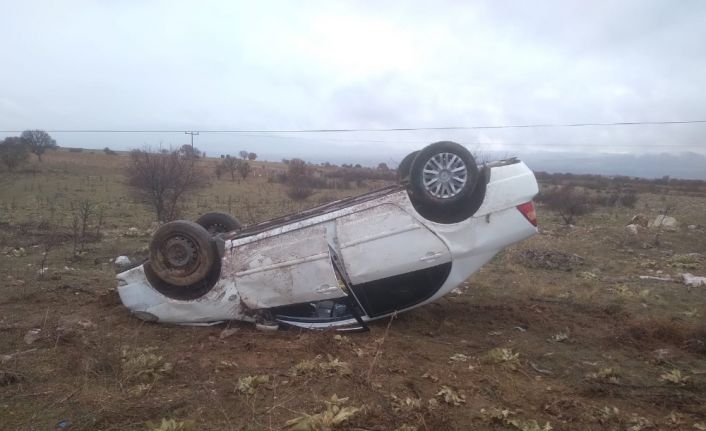 Yağış kaza getirdi, takla atan otomobilden sağ kurtuldu