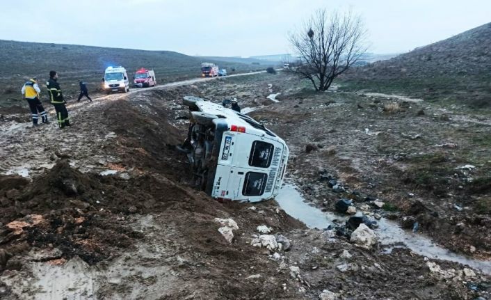 Yağışlı havada çamura dönen yol can aldı