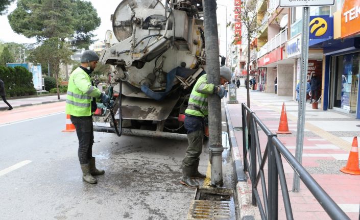 Yağmur suyu ızgaraları temizleniyor