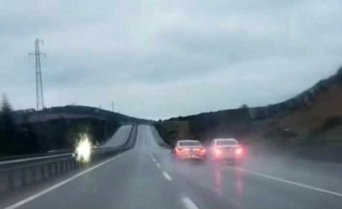 Yol verme tartışmasına girip trafiği böyle tehlikeye soktular