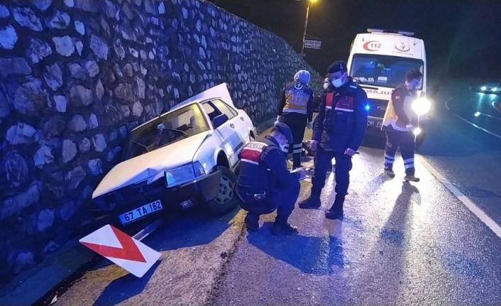 Yoldan çıkan otomobil yön levhasına çarparak durdu: 3 yaralı