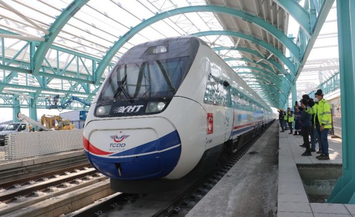 Yüksek Hızlı Tren ilk kez Sivas tren garında