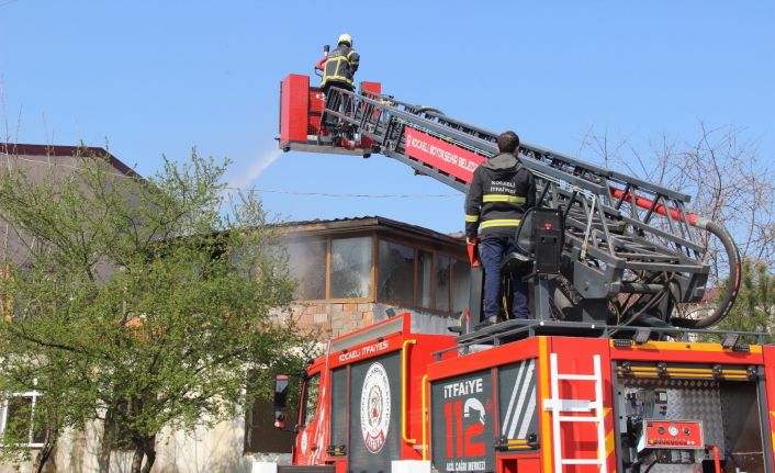 2 katlı binanın çatı katı alevlere teslim oldu