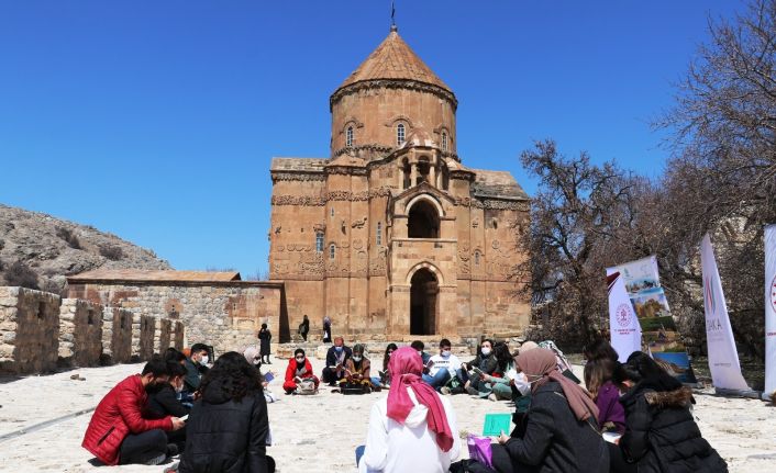 Akdamar Adası’nda kitap okuma etkinliği