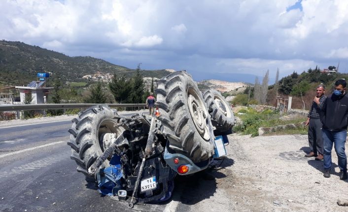 Altınözü’nde traktör devrildi: 2 yaralı