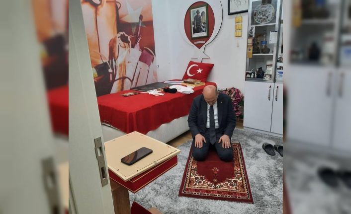 Bakan Soylu, ’Tabuta Sığmayan Şehid’in seccadesinde namaz kıldı