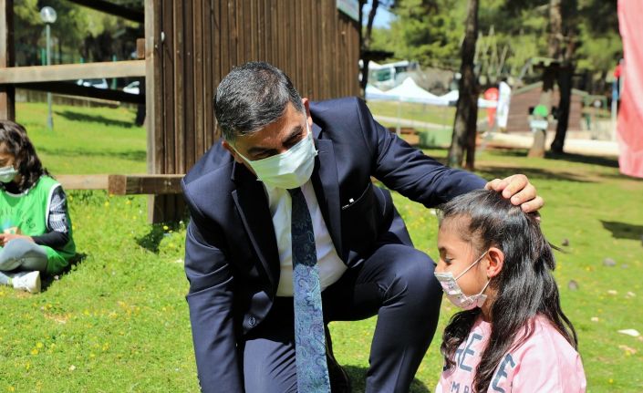 Başkan Fadıloğlu, anne ve çocuklarla doğada kitap okudu